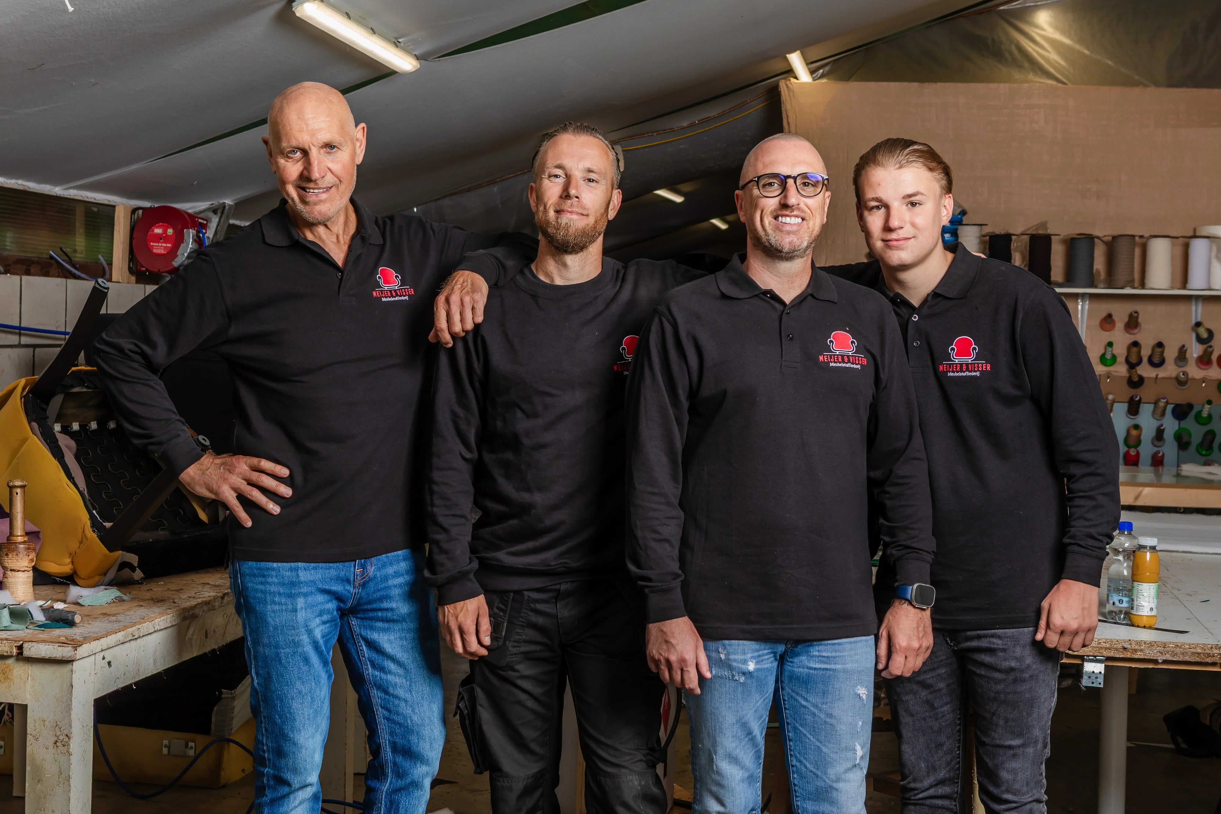 Team meubelstoffeerderij Amsterdam in werkplaats met gereedschap en materialen